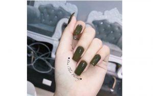 Móng tay màu xanh rêu