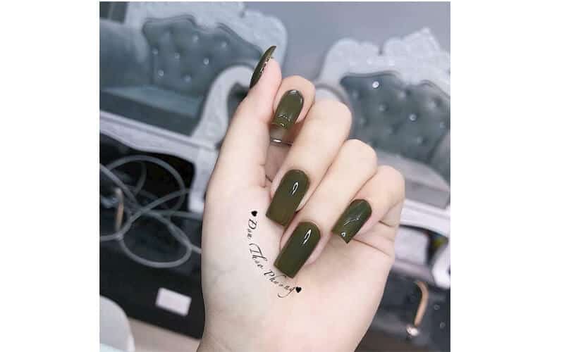 Móng tay màu xanh rêu
