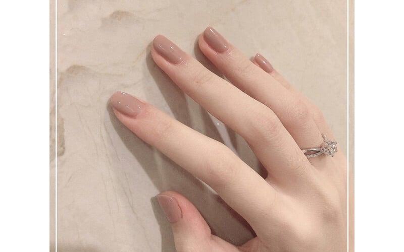 Sơn móng tay màu nude