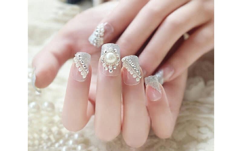 Sơn móng tay màu trắng