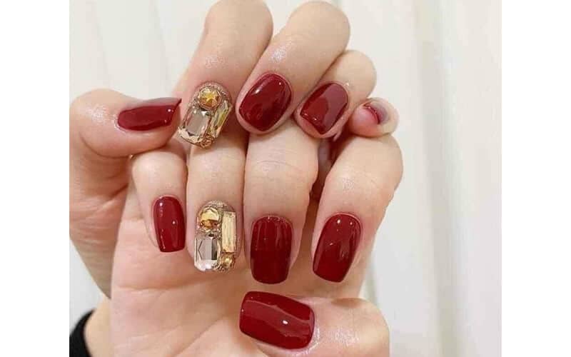 Sơn móng tay màu đỏ rượu