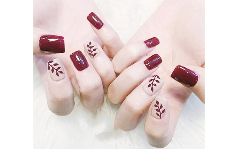 Móng tay màu đỏ mận