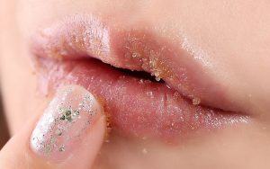 Vì sao nên tẩy tế bào chết môi?