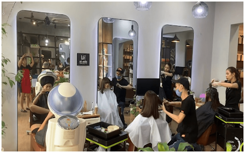 Salon Lê Hiếu là tiệm cắt tóc nữ đẹp ở Sài Gòn không phô trương hình thức hay cạnh tranh thu hút khách hàng trong cách trang trí mà thay vào đó, chú trọng đến chất lượng của từng sản phẩm
