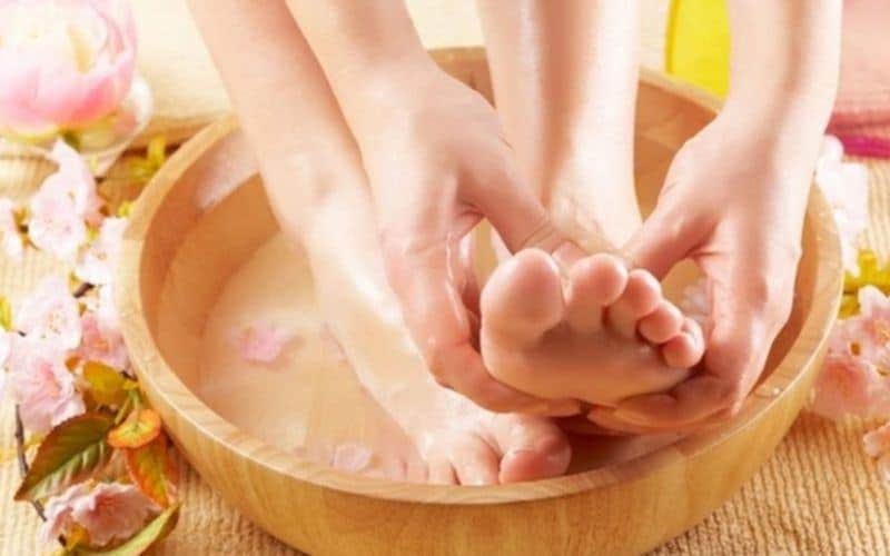 bệnh nứt gót chân và cách điều trị
