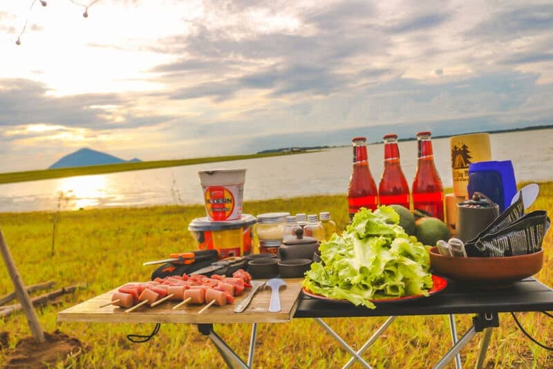 Bữa tiệc nướng không thể thiếu khi đi cắm trại hồ Dầu Tiếng