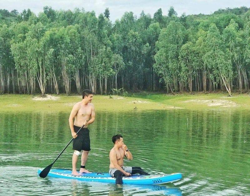 Chèo Sup ngắm cảnh tại chỗ cắm trại hồ Dầu Tiếng cực thú vị