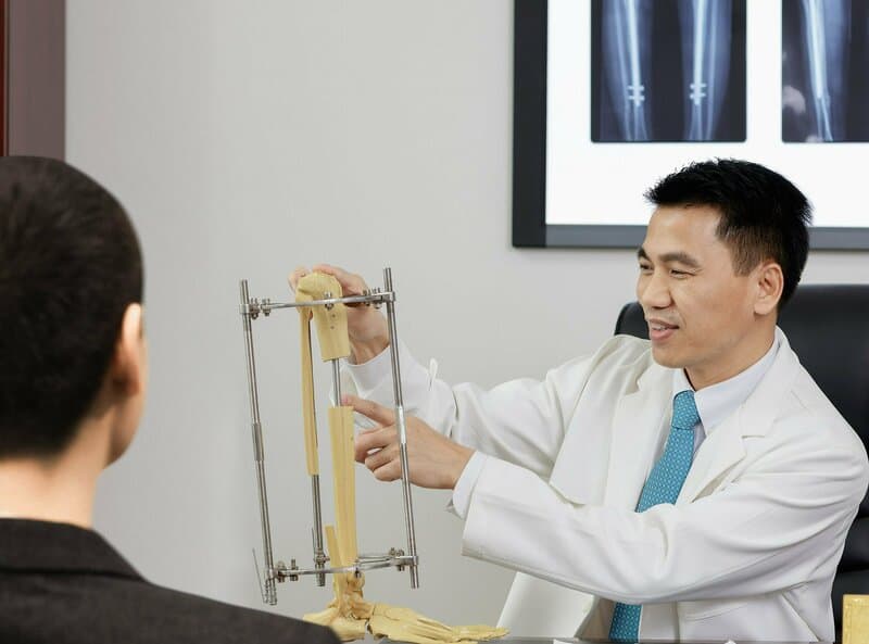 Bác sĩ sẽ xem xét và khám tổng quát tình trạng cơ thể