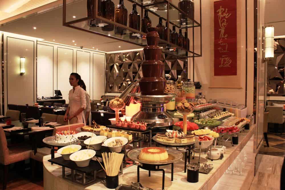 không gian hiện đại tại Buffet hải sản Nineteen – KS Caravelle Sài Gòn