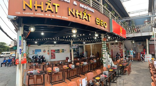 Nhất Nhất BBQ – quán nướng Tân Bình nổi tiếng với không gian thoáng mát cùng với menu đa dạng