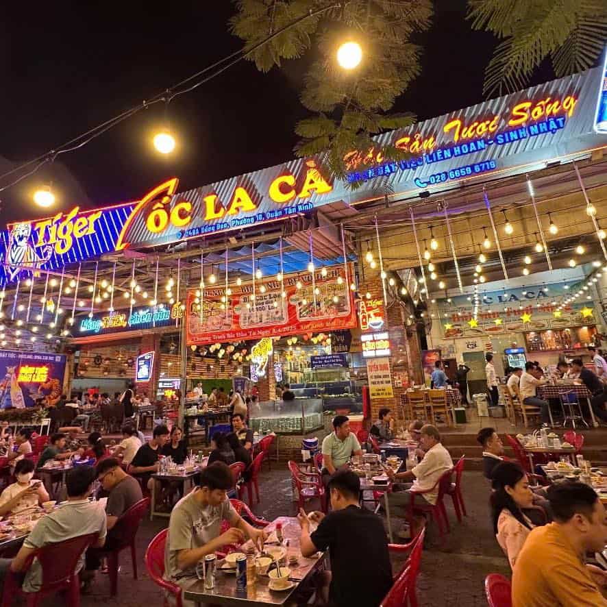 Không gian quán Ốc la cà – Quán ốc ngon ở Tân Bình độc đáo