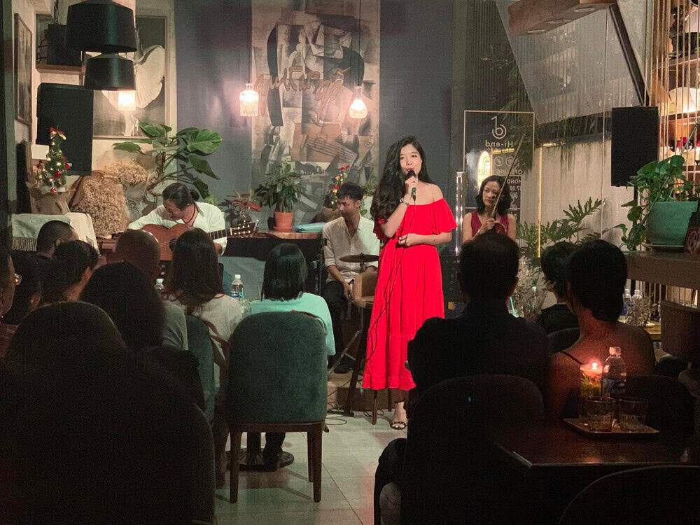 Không gian mở mộc mạc và tương tác với ca sĩ là điều nhiều người yêu thích ở đây